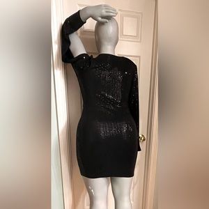Sexy little back dress - with sequins and sleeves.